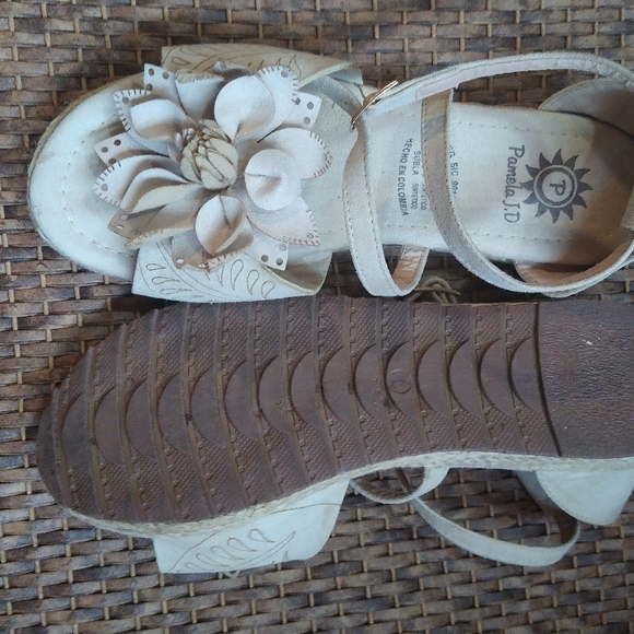 Colombian Sandals,size 7 , Beige - Picture 4 of 4